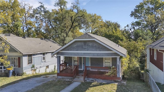 bungalow-style home featuring a front lawn and a porch