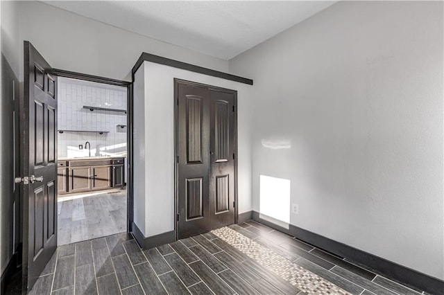 foyer entrance featuring sink