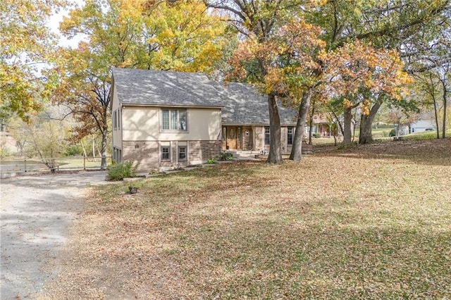 view of front of house featuring a front yard