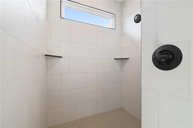 bathroom featuring a tile shower