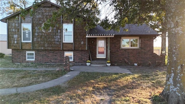 view of front of property featuring a front lawn