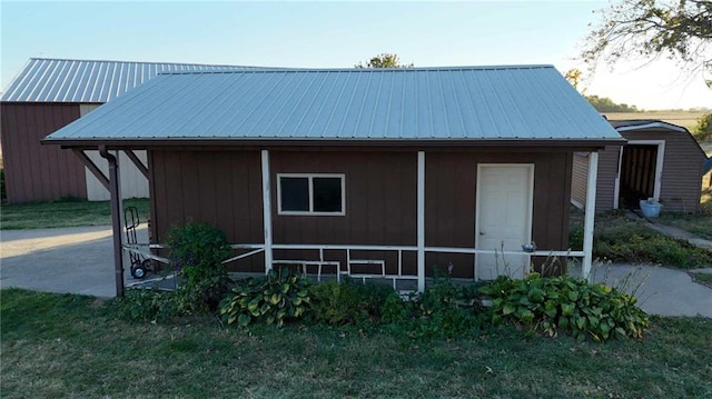 exterior space featuring a storage shed