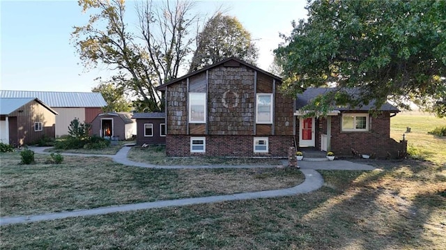 split level home featuring brick siding and a front lawn