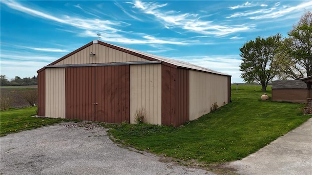 view of pole building featuring a yard