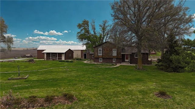 view of yard featuring an outdoor structure
