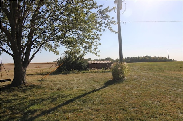 view of yard featuring a rural view