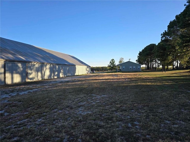 view of yard with an outbuilding