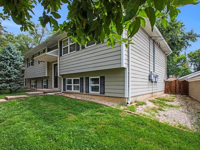 view of front of house featuring a front lawn