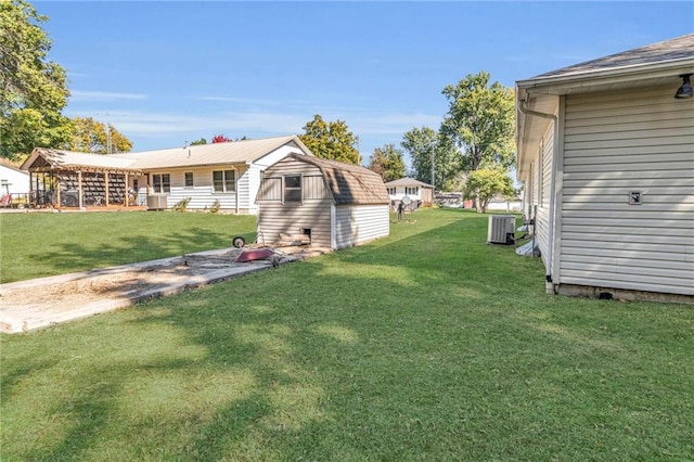 view of yard featuring cooling unit and a storage shed