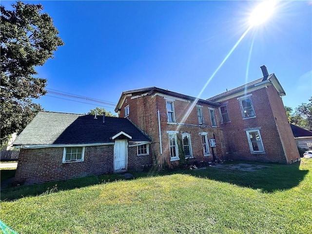 view of front facade with a front lawn