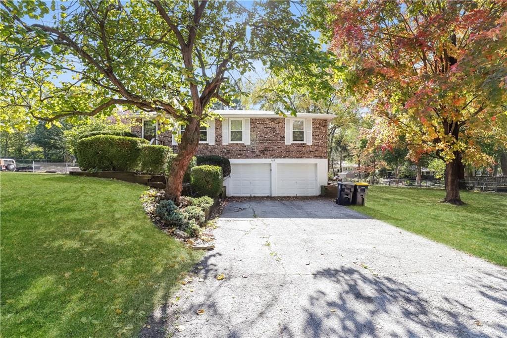 view of front of house featuring a front lawn and a garage