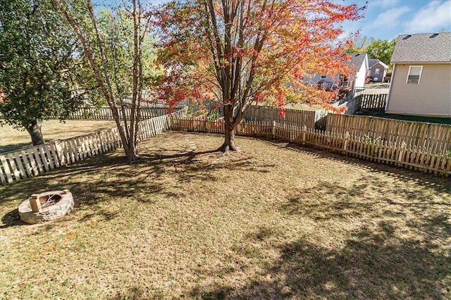 view of yard featuring a fire pit