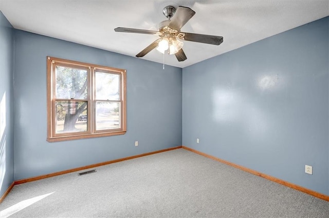 carpeted empty room featuring ceiling fan