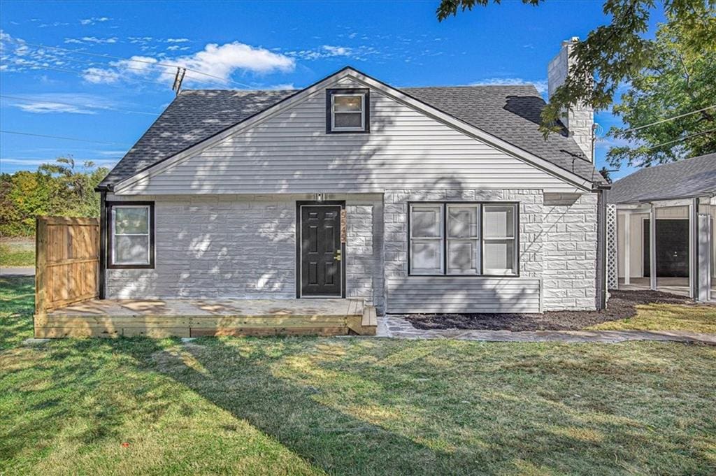 view of front of home featuring a front yard