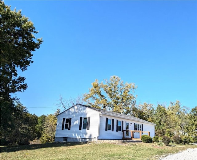 view of front of house with a front lawn