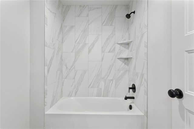 bathroom featuring tiled shower / bath