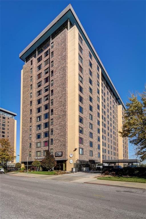 Listing photo 2 for 700 E 8th St Unit 11J, Kansas City MO 64106