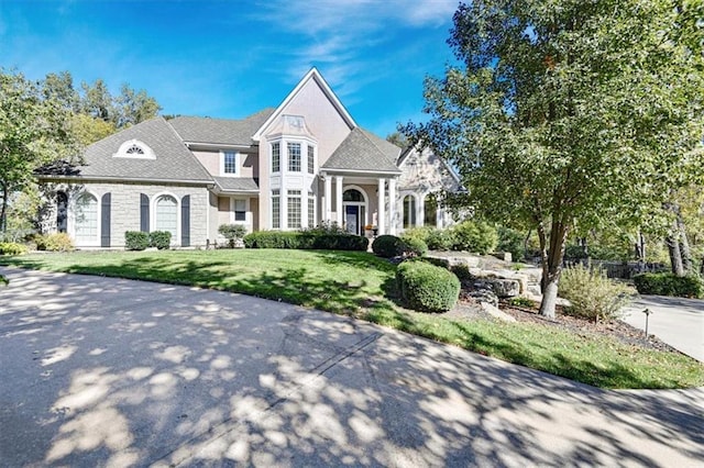 view of front of property featuring a front yard and a garage