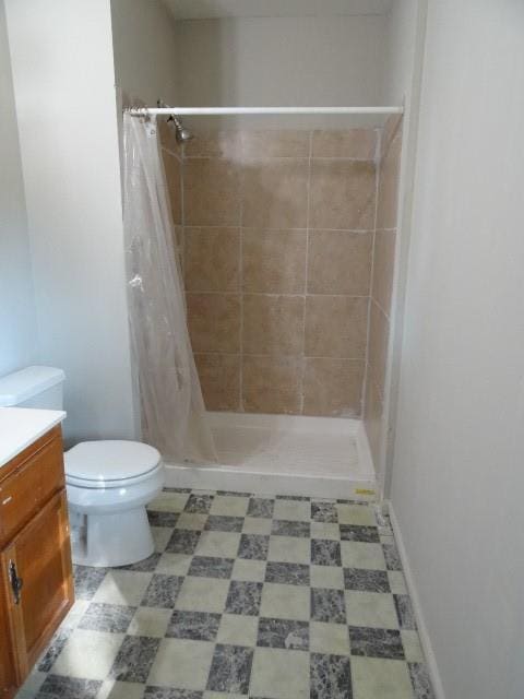 bathroom with vanity, curtained shower, and toilet