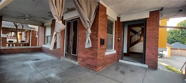 doorway to property with covered porch and ceiling fan