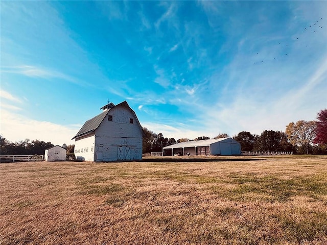 view of yard featuring an outdoor structure and a rural view