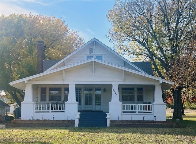 view of front of property featuring a front yard and a porch