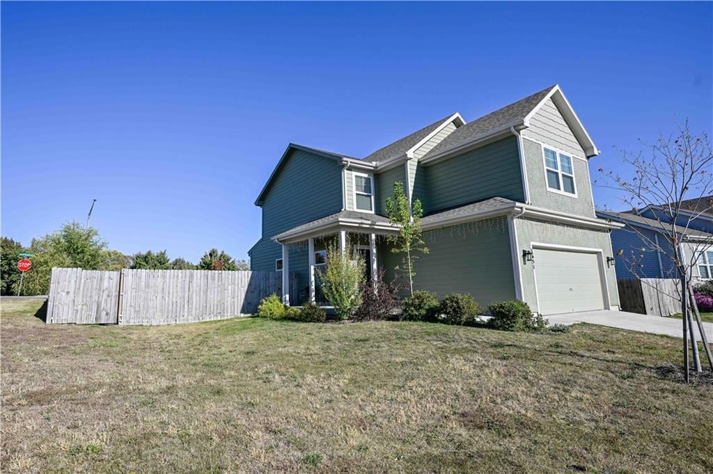 view of front facade featuring a front yard and a garage