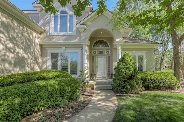 property entrance featuring a yard