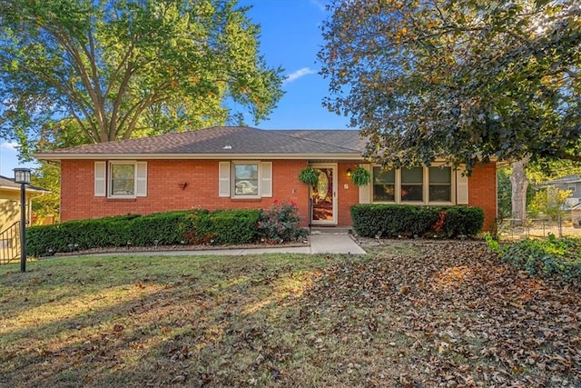 single story home with a front lawn