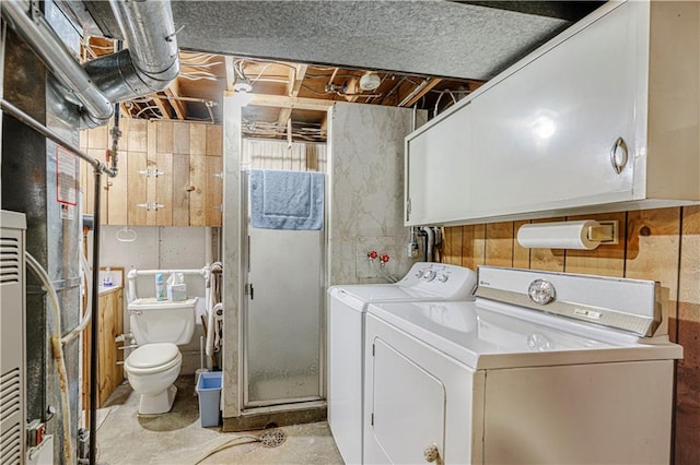 washroom featuring washing machine and clothes dryer