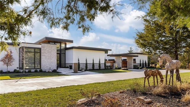 view of front of house with a front yard