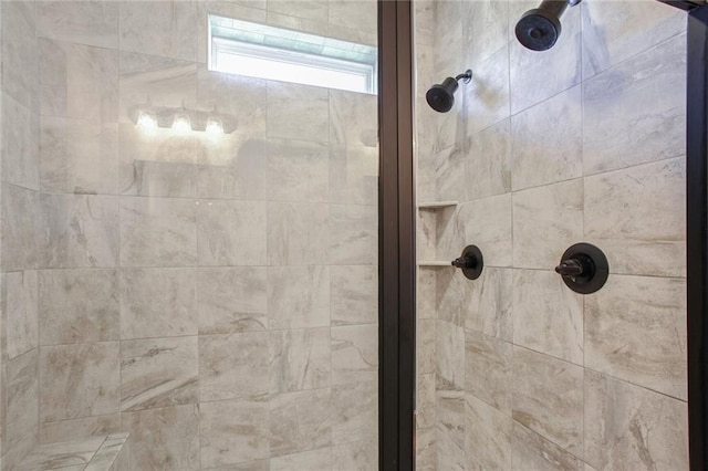 room details featuring a tile shower