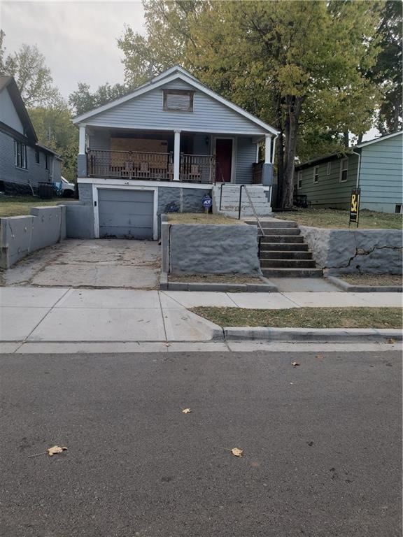 view of front of home with covered porch and a garage