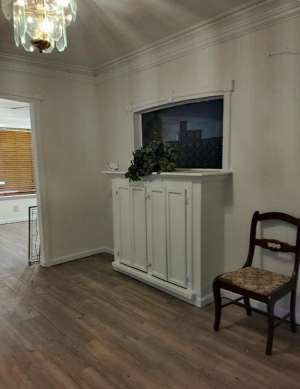 dining area featuring crown molding, dark hardwood / wood-style floors, and an inviting chandelier