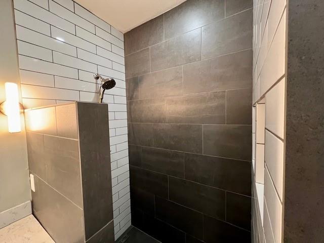 bathroom featuring tiled shower