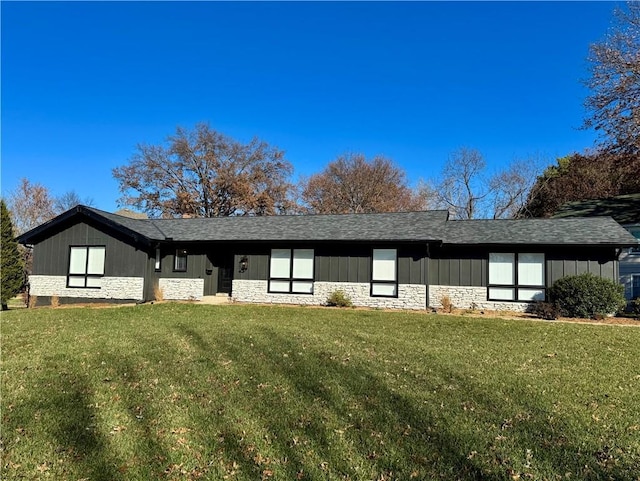 view of front facade featuring a front lawn