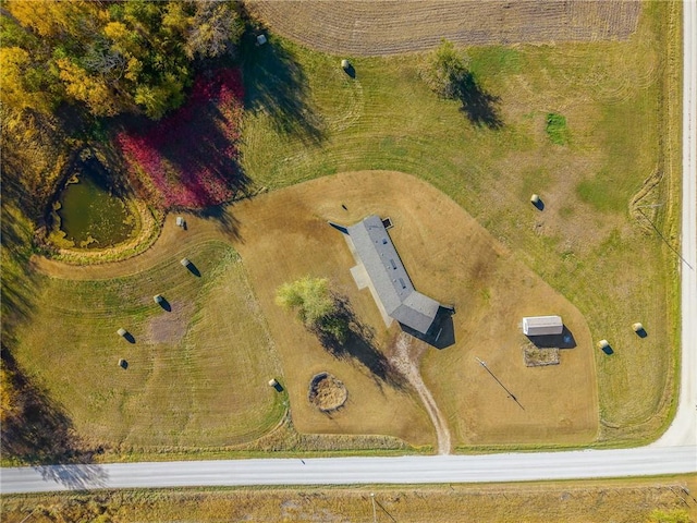 birds eye view of property featuring a rural view