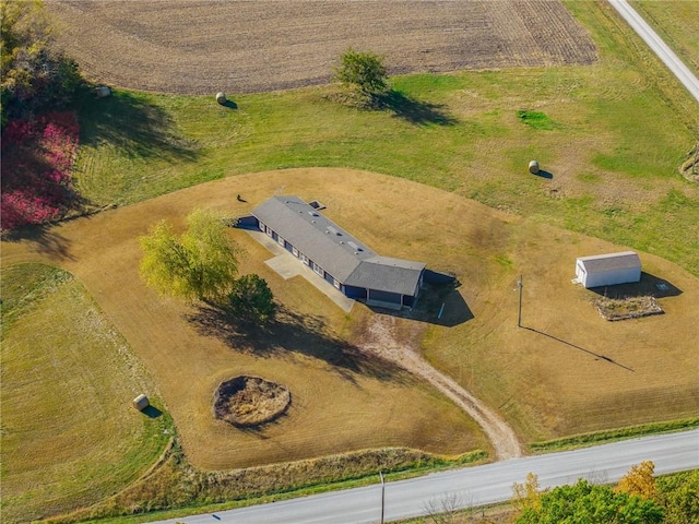 birds eye view of property featuring a rural view