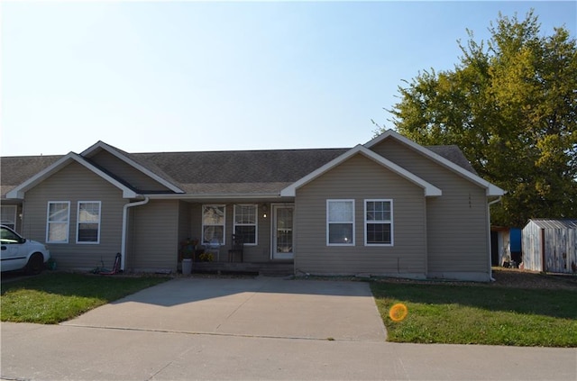 ranch-style home featuring a front lawn