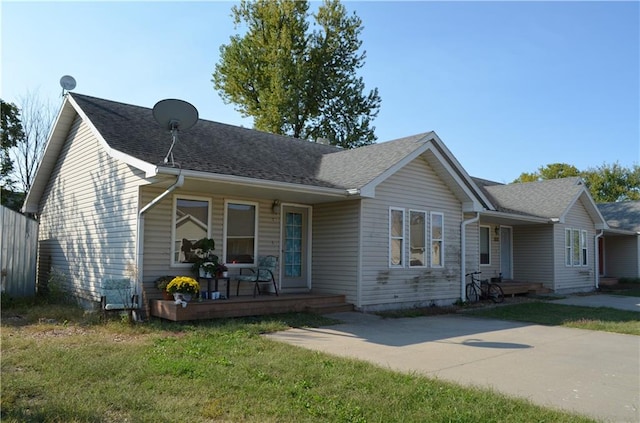 view of front facade featuring a front lawn