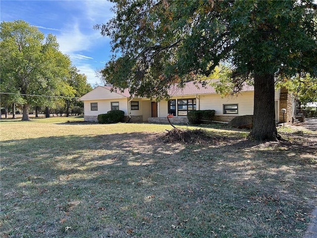 single story home with a front yard