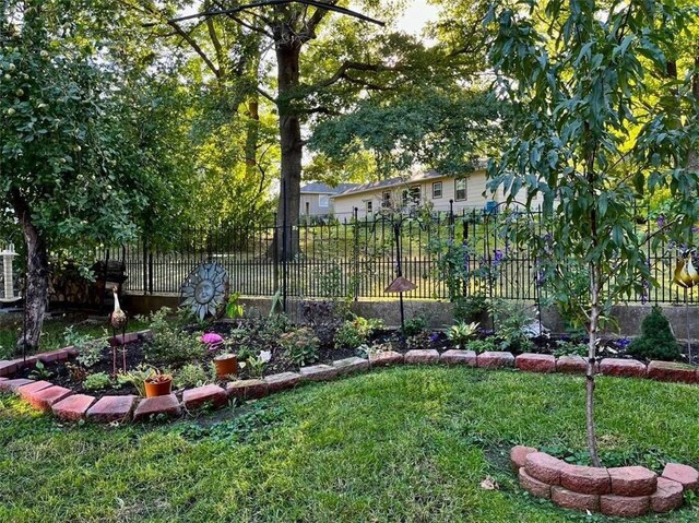 320 Jones Ave, Warrensburg, MO 64093 - view of yard