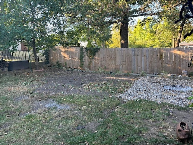 320 Jones Ave, Warrensburg, MO 64093 - view of yard