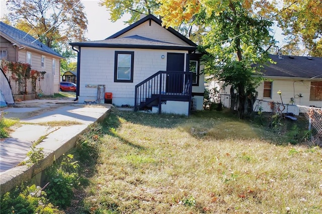 view of front facade with a front yard