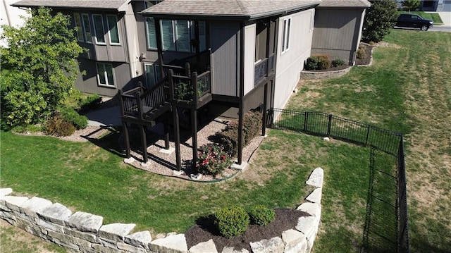 view of side of property featuring a lawn