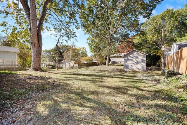 view of yard featuring a storage unit