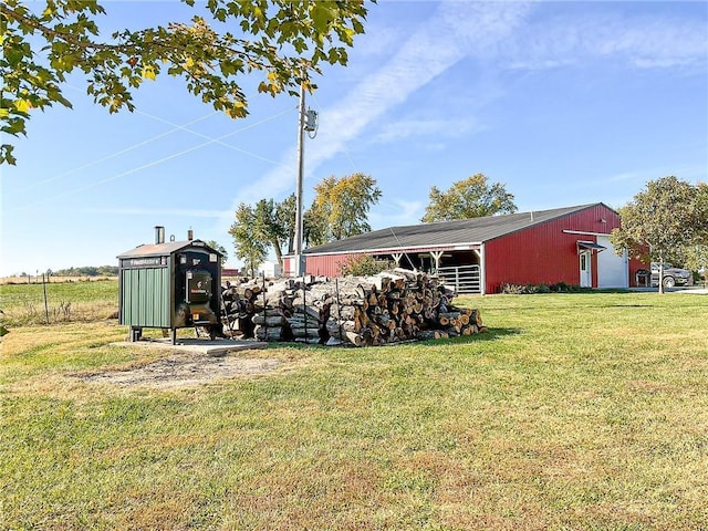 view of yard with an outdoor structure