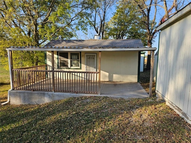 view of front of house featuring a front lawn