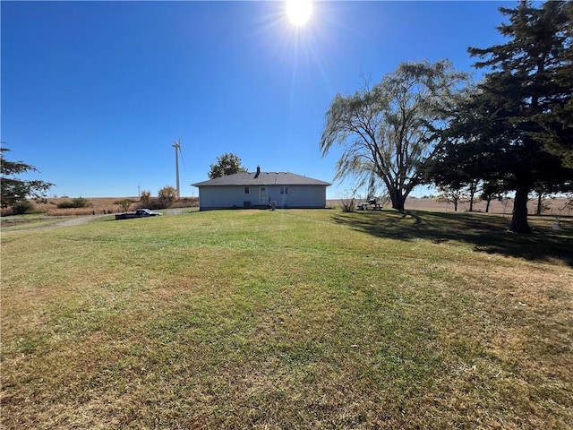 view of yard featuring a rural view