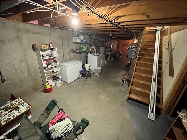 basement with refrigerator and washer / clothes dryer